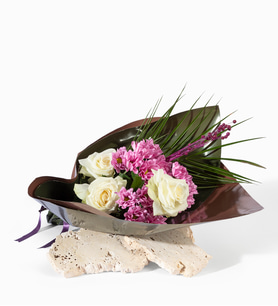 Buket Kağıtlı Pembe Papatyalar ve Beyaz Güller