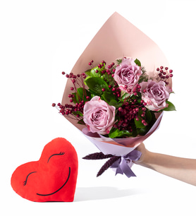 Lila Pembe Bukette 3 Lila Gül ve Gülen Kalp Yastık