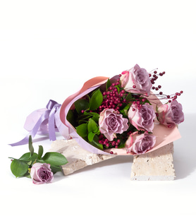 Lila Pembe Bukette 5 Lila Gül ve Mor Luna
